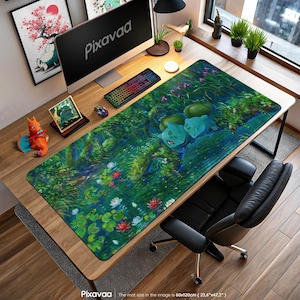 Può includere: Tappetino per scrivania rettangolare con un'illustrazione dettagliata di una scena di Bulbasaur in un ambiente verde con ninfee. Il tappetino ha il testo "Pixavaa" in basso. Il tappetino misura 60x120cm (23,6" x 47,2").
