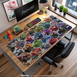 Könnte beinhalten: Eine große rechteckige Schreibtischunterlage mit einer Collage von Marvel-Comicfiguren in einem sechseckigen Muster. Die Matte ist überwiegend mehrfarbig mit einem schwarzen Rand und dem Marvel-Logo. Die Matte misst 60cm x 120cm.