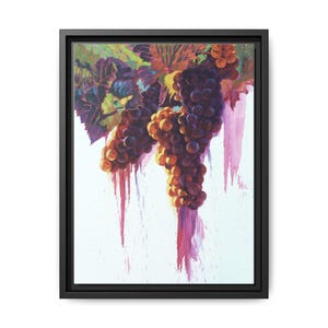 Puede incluir: Impresión en lienzo enmarcada que presenta una pintura de uvas maduras. La obra de arte muestra racimos de uvas moradas y ámbar con hojas verdes y moradas. Fondo blanco con goteos morados.