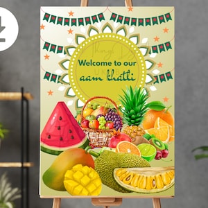 以下が含まれることがあります： 「Welcome to our aam khatti」の文字と装飾的なボーダー、お祝いのバナーが描かれたカラフルなサイン。スイカ、マンゴー、パイナップルなど、さまざまな果物が描かれています。