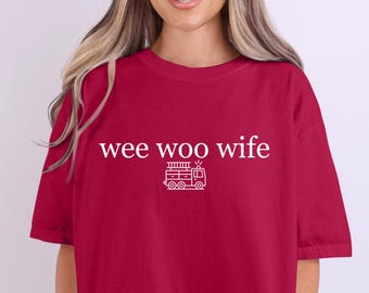 Camiseta de esposa de Wee Woo, regalo para esposa de bombero, camiseta de colores cómodos, divertida camiseta de camión de bomberos