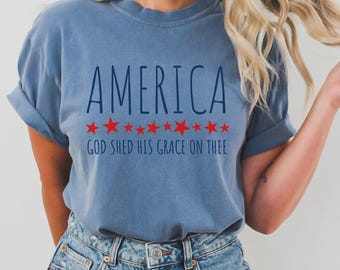 Camiseta America Comfort Colors, God Shed His Grace on Thee, Gildan Softstyle, camiseta del Día de la Independencia, azul y rojo, estrellas, camiseta del 4 de julio
