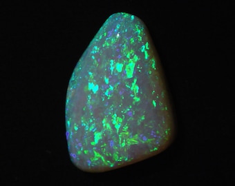 Australian Opal with Green Fire - 4.43 Carats - 16 x 11 x 4 mm