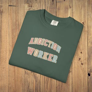 T-shirt Retro Addiction Worker Comfort Colors: cadeau geestelijke gezondheid