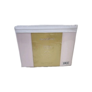 May include: A packaged bed sheet set with a white zipper closure. The packaging features a gold label with the text "HIGHGATE MANOR". The set includes a queen fitted sheet, a queen flat sheet, and two standard pillowcases. Made of 100% cotton.