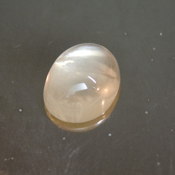 Goldener Labradorit--5,6 ct ovalen Cabochon