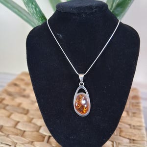 Anhänger und Kette aus Sterling Silber und Bernstein