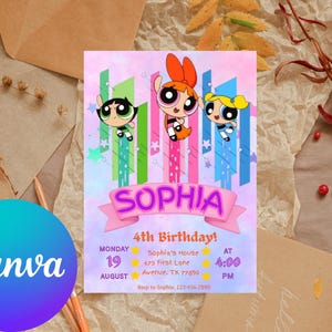 Puede incluir: Una invitación de cumpleaños con las Supernenas. La invitación tiene un fondo rosa y azul con el nombre "SOPHIA" en una pancarta rosa. También se incluye la fecha, la hora y el lugar.