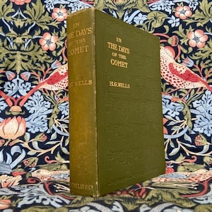 RARE Antique Book In The Days of The Comet H G WELLS 1906 Beautiful Gilt Green Book FIRST Edition