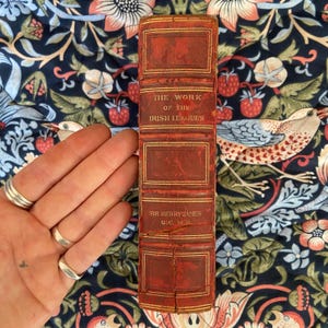 TRÈS RARE livre ancien SIGNÉ Le travail des ligues irlandaises Le très hon. 1ère édition en cuir doré Sir Henry James