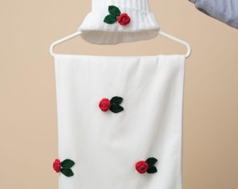 Conjunto navideño de lana tejido a mano: gorro blanco, bufanda y guantes con rosas