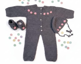 Conjunto de mameluco de bebé de lana a crochet hecho a mano: gris con flores rosas