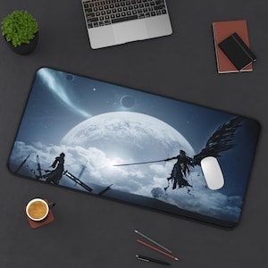 Può includere: Tappetino per mouse rettangolare con una scena fantasy raffigurante una grande luna, nuvole e figure con spade. Il tappetino ha un bordo nero e un mouse bianco è sulla destra. Sono visibili anche un laptop, una pianta e una tazza di caffè.