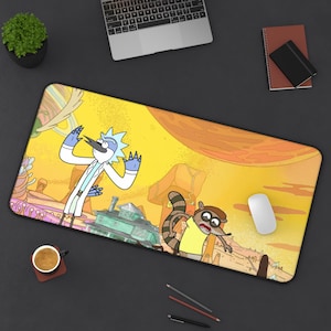 Peut inclure: Tapis de bureau rectangulaire avec une scène de dessin animé. Il représente un personnage bleu en forme d'oiseau en blouse de laboratoire et un raton laveur en chemise jaune sur un fond jaune et orange. Un ordinateur portable et une souris sont également visibles.