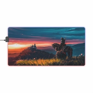 Può includere: Tappetino per mouse da gioco rettangolare con un paesaggio fantasy raffigurante un cavaliere a cavallo, un castello e un tramonto vibrante. Il tappetino ha un bordo luminoso e un connettore USB.