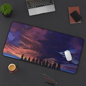 Peut inclure: Tapis de bureau rectangulaire avec un motif de coucher de soleil et des silhouettes. Le tapis a une bordure noire. Une souris d'ordinateur blanche est visible à droite. Un ordinateur portable, un carnet et une tasse de café sont également visibles.