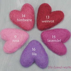 Könnte beinhalten: Eine Auswahl an herzförmigen Filzdekorationen in verschiedenen Rosa- und Lilatönen. Jedes Herz trägt eine Nummer und einen deutschen Farbnamen: 14 himbeere, 13 weinrot, 9 rosa, 15 lavendel und 16 lila. Die Website filz-fussel-werkstatt.de ist sichtbar.