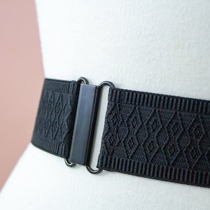 2 "gemusterter schwarzer elastischer Taillengürtel, minimalistischer Gürtel für Frauen
