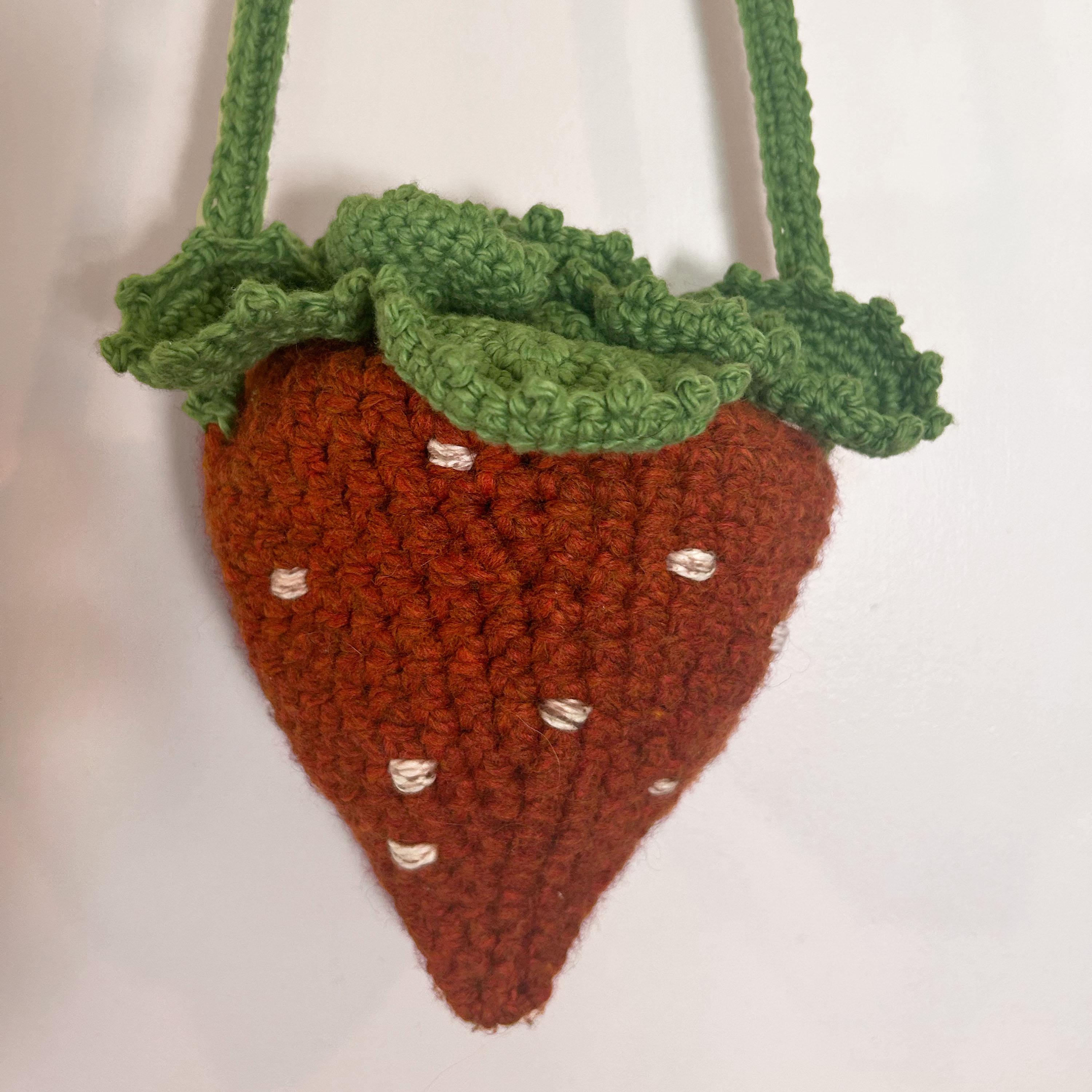 PATTERN - Crochet strawberry bag, beginner friendly, crossbody strap, cottagecore, amigurumi, fruit, kawaii, easy