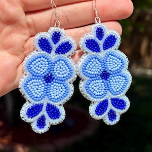 Pendientes florales de Talavera con cuentas