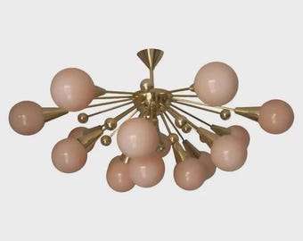 Lampadario Sputnik in stile Stilnovo: lampadario in ottone di metà secolo, vetro rosa