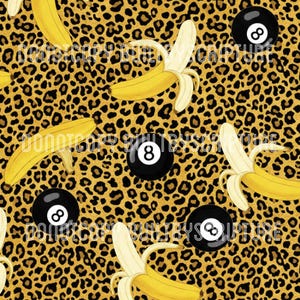 Op de afbeelding: Een herhalend patroon met gele bananen en zwarte achtballen op een luipaardprint achtergrond. De bananen zijn geschild en de achtballen hebben witte 8's.
