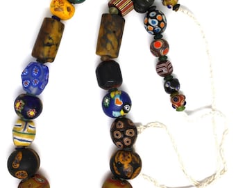 Collar de cuentas de vidrio con mosaico romano antiguo: tallas variadas y poco comunes