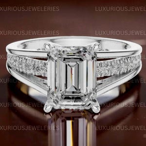 Anillo de compromiso con talla esmeralda, plata de ley con montura dividida y circonita cúbica.
