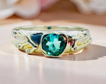 Anillo de plata de ley con esmeralda azul, gema minimalista de talla redonda y engaste artesanal.