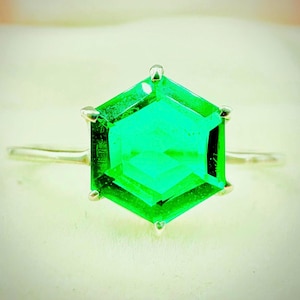 Anillo hexagonal de esmeralda: joyería geométrica minimalista de plata de ley.