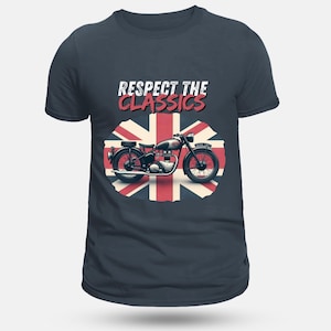 Pode incluir: Camiseta azul marinho escuro com um design de motocicleta vintage. O gráfico inclui uma bandeira britânica e o texto "Respect the Classics" em vermelho e branco. A motocicleta é preta e prata.
