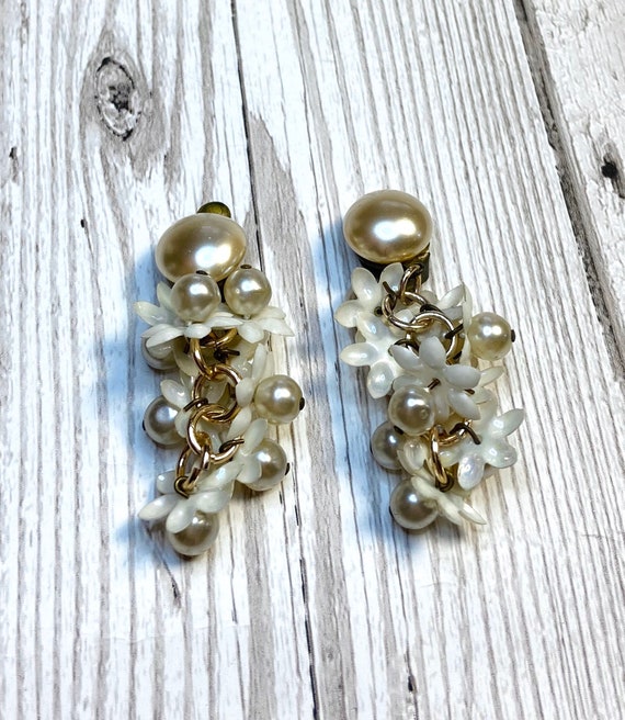 1960s Vintage Pearl Daisy Drop Earrings