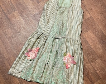 Antique 1920s Silk Flapper Dress: Gold & Green, Floral Appliqué (Size 12/14)