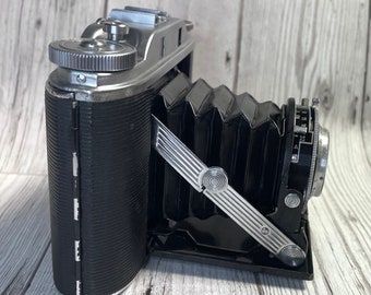 1950年代のヴィンテージ Agfa Isolette III カメラ（革製ケース付き