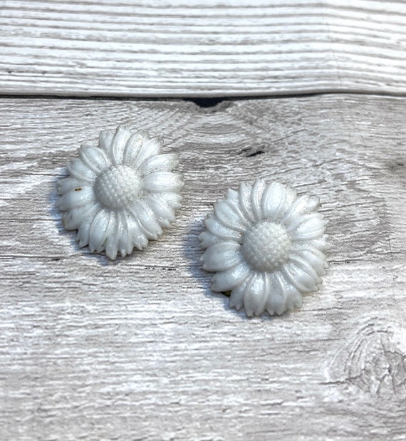 1960s Vintage White Plastic Daisy Earrings