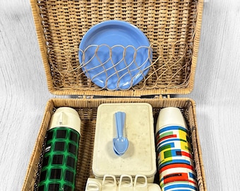 Cesta de picnic de mimbre de los años 60: artículo de colección vintage con contenido variado.