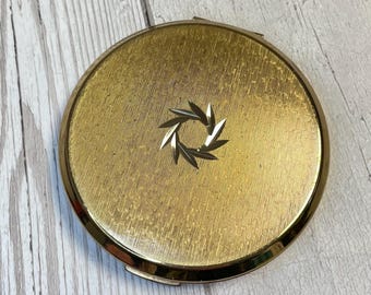 Estojo de pó compacto vintage Stratton dourado com corte diamante: Glamour de colecionador