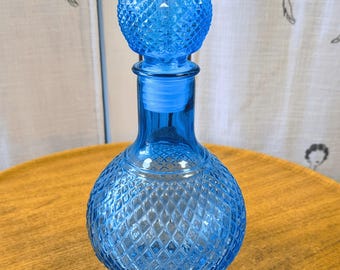 Artículos para el hogar vintage / Decantador de cristal tallado azul vintage de mediados de siglo / Regalos únicos, artículos de colección