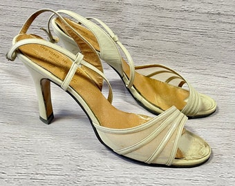 Buty designerskie | Kremowe skórzane sandały na obcasie z paskami Terry de Havilland z lat 70. – UK 7 / EU 40
