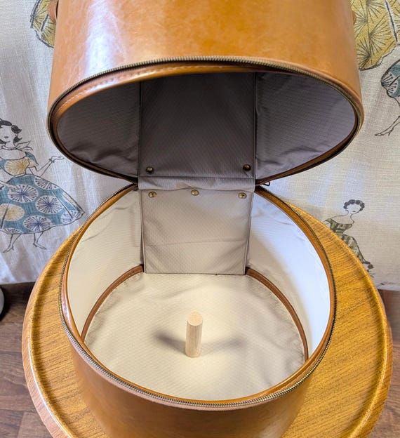 1960s Revelation Wig & Hat Box: Mid-century Faux Leather  display picture 2