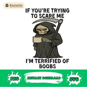 Puede incluir: Gráfico humorístico con la Parca sosteniendo una taza de café. La Parca está representada con una capa con capucha negra, con una guadaña y el texto "IF YOU'RE TRYING TO SCARE ME I'M TERRIFIED OF BOOBS". Incluye opciones de archivos PNG y SVG.