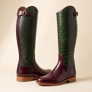 Botas de montaria de luxo em couro de cobra e vaca, verde-bordô, cano alto, modelo profissional com zíper traseiro.