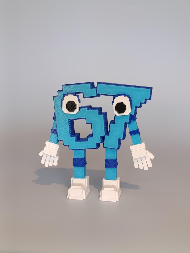Pode incluir: Uma figura impressa em 3D do n&uacute;mero 67, em estilo pixelizado. A figura &eacute; azul clara com detalhes em azul escuro, luvas brancas e sapatos brancos. Os olhos s&atilde;o pretos com contornos brancos. A figura tem bra&ccedil;os e pernas.
