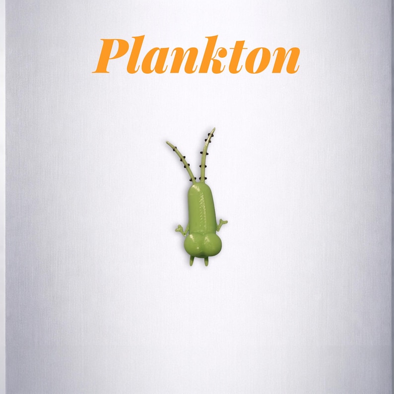 Puede incluir: Un personaje de dibujos animados verde con dos antenas y brazos y piernas peque&ntilde;os. La palabra "Plankton" est&aacute; escrita en naranja encima del personaje sobre un fondo blanco.
