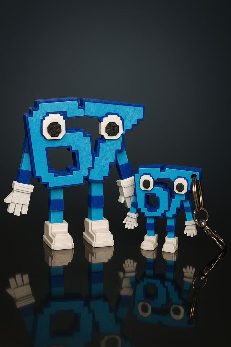 Pode incluir: Duas figuras azuis pixelizadas em forma do n&uacute;mero 67, uma grande e outra pequena, com bra&ccedil;os, pernas e olhos. A figura maior est&aacute; em p&eacute;, enquanto a menor &eacute; um porta-chaves. Ambas t&ecirc;m luvas e sapatos brancos.