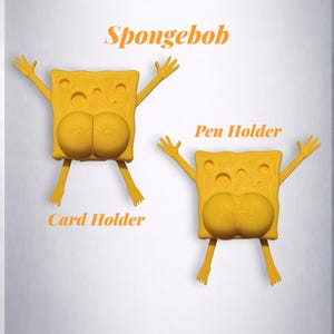 Puede incluir: Dos portal&aacute;pices y tarjetas amarillos con forma de Bob Esponja. Los soportes tienen los brazos y las piernas extendidos, con el texto "Spongebob", "Pen Holder" y "Card Holder" en naranja.