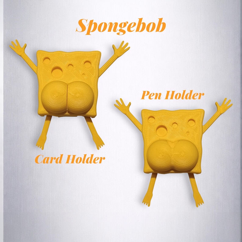 Puede incluir: Dos portal&aacute;pices y tarjetas amarillos con forma de Bob Esponja. Los soportes tienen los brazos y las piernas extendidos, con el texto "Spongebob", "Pen Holder" y "Card Holder" en naranja.