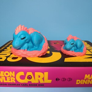 Mongo Dungeon Crawler Carl Inspired Decor, LitRPG Bookshelf Dragon, Bookish Fantasy Display, 3D Printed Shelf Decor, Reader Gift imagen 5