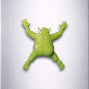 Puede incluir: Una figura verde de Shrek en pose de escalada, con los brazos y las piernas extendidos. La figura es de color verde vibrante y tiene un acabado liso y brillante. El fondo es de color gris claro.