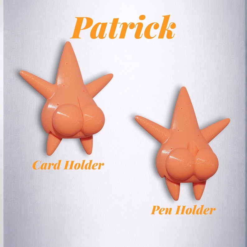 Puede incluir: Dos soportes naranjas con forma de estrella de mar, uno etiquetado como "Card Holder" y el otro como "Pen Holder". La palabra "Patrick" est&aacute; escrita en escritura naranja encima de los soportes. Los soportes tienen un dise&ntilde;o de dibujos animados.